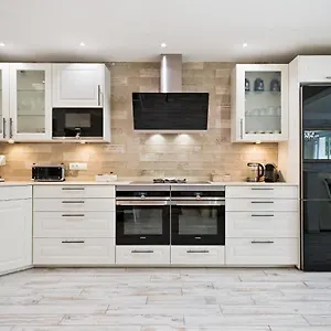 Spaces Mediterranean 4 Bedroom, 4 Bathroom, Huge Terrace, Jacuzzi- Sleeps 9 Appartement